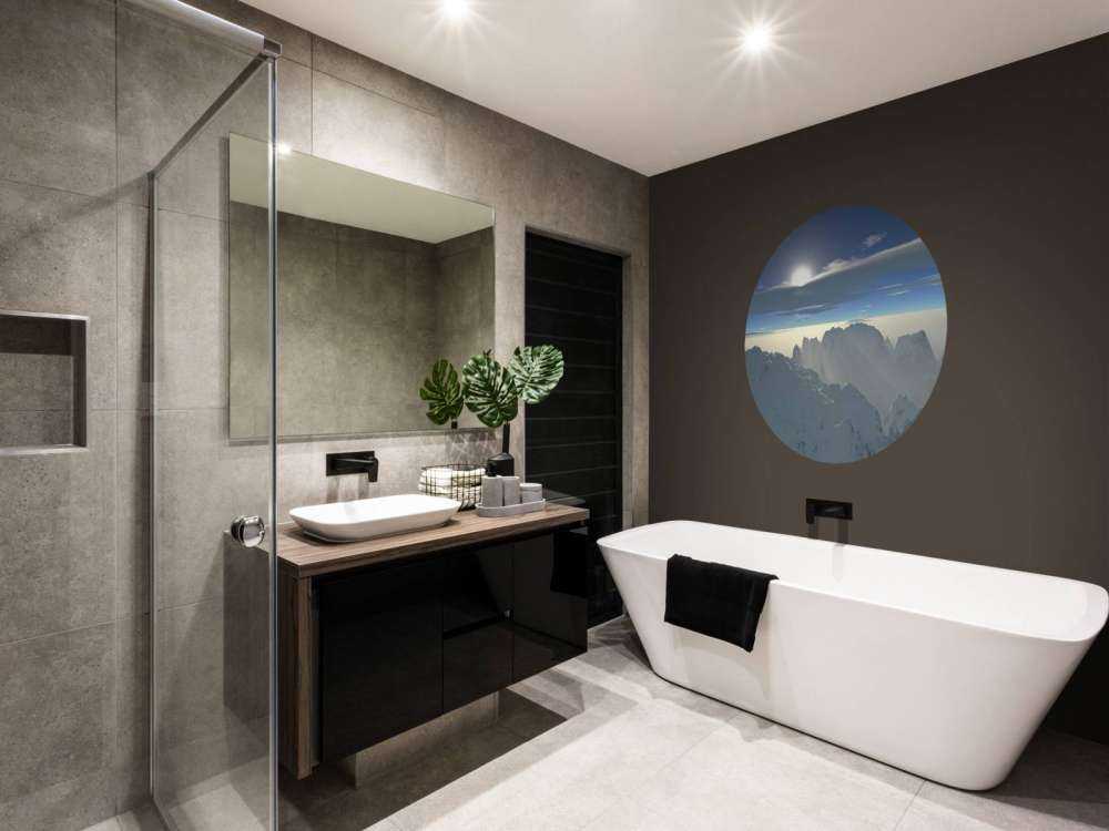 Snødekte fjelltopper panoramaa