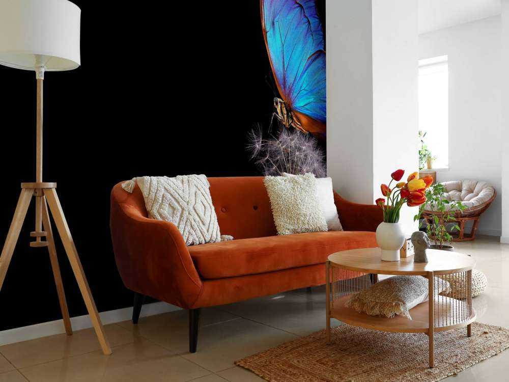 Blå sommerfugl på en løvetann