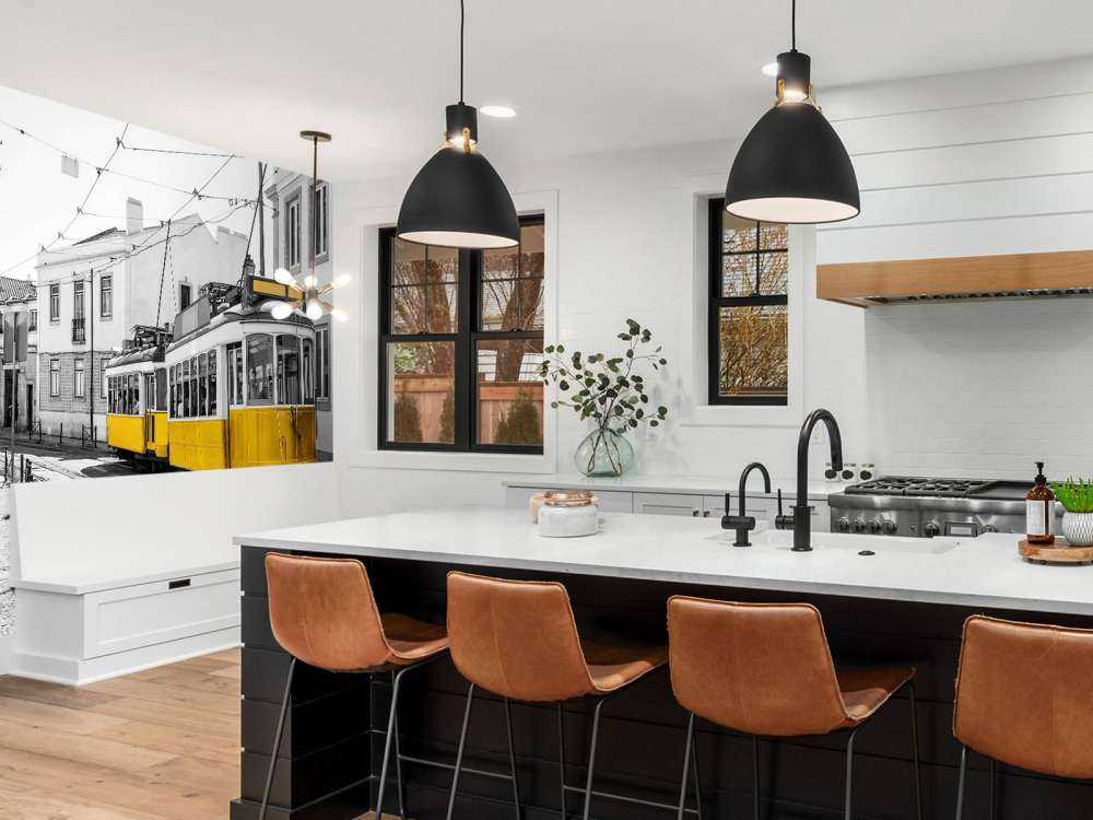 Gul trikk i en svart og hvit gate