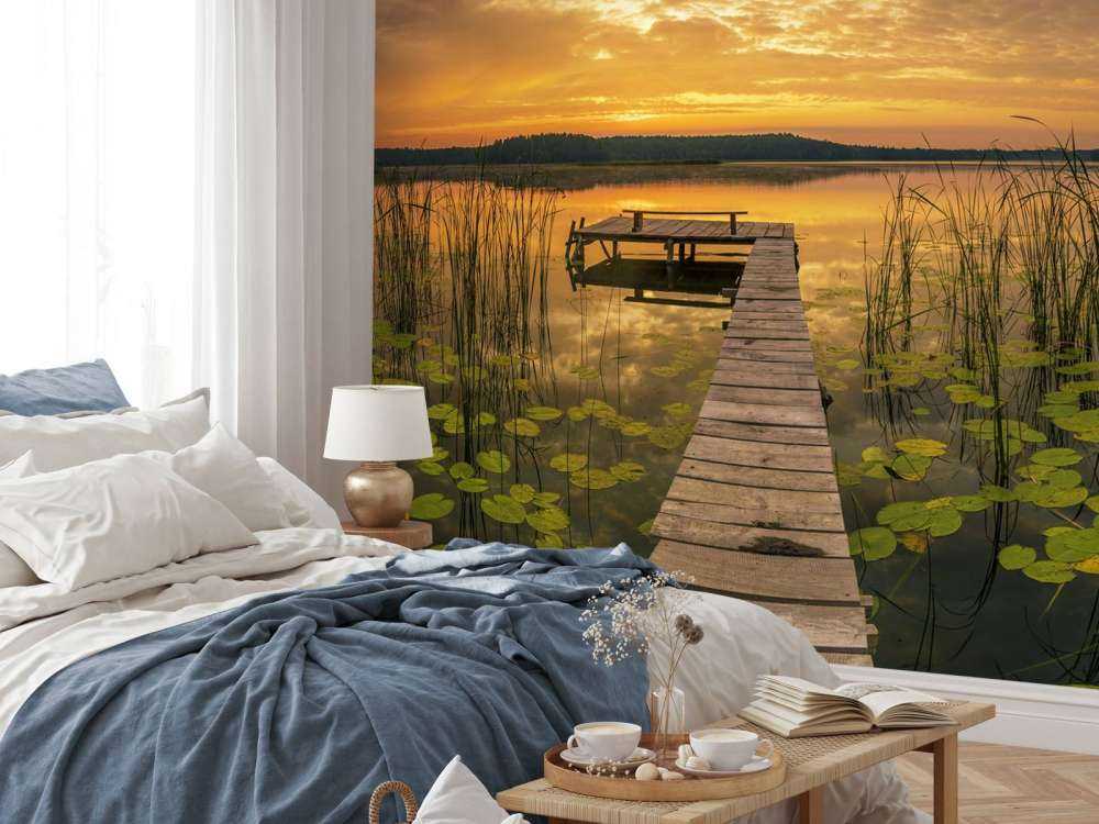 Soloppgang ved innsjøen