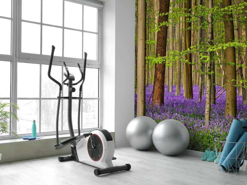 Skog med lilla blomster