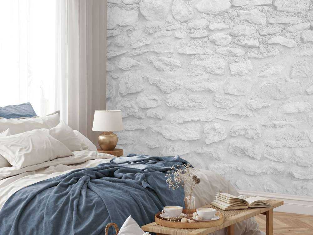 Lett vegg med grove steiner