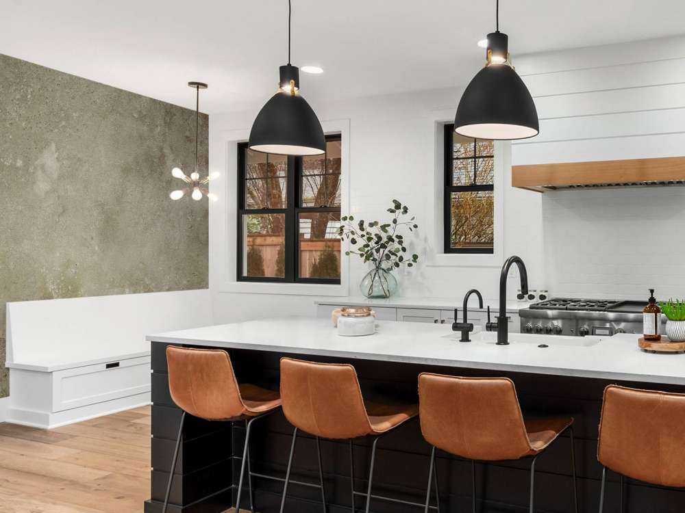 Gammel vegg med forvitret stukkatur