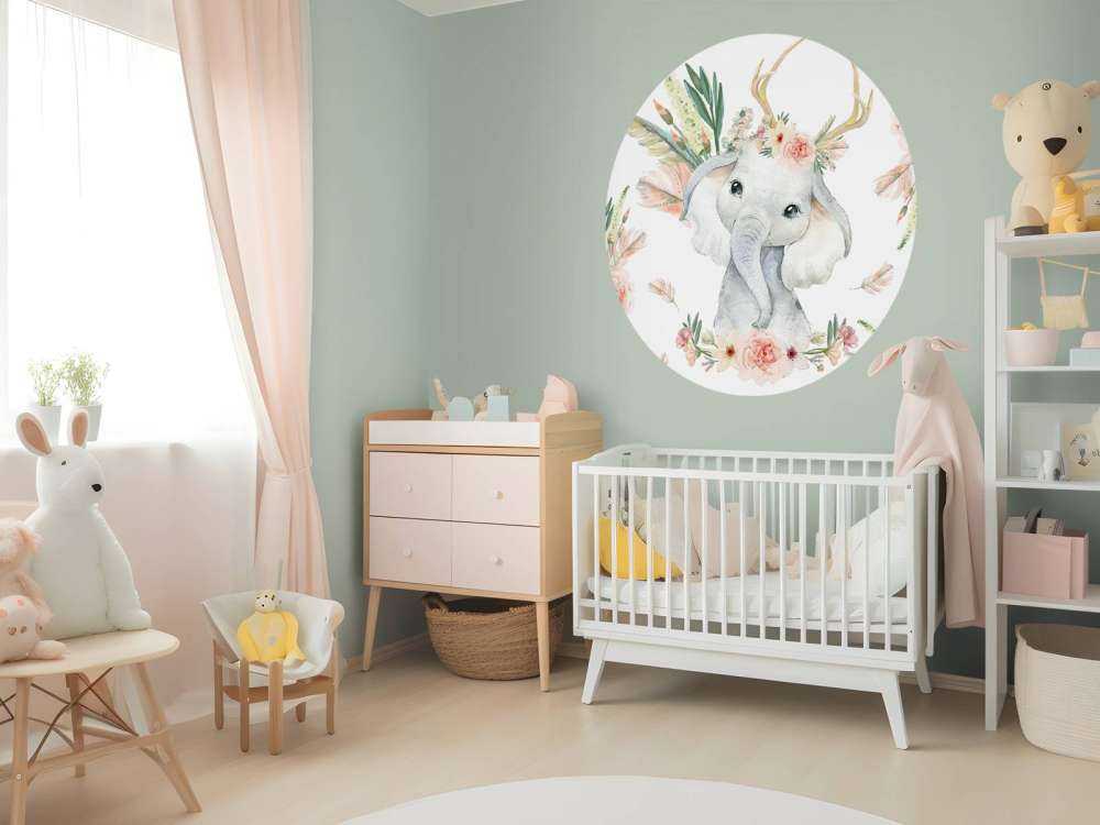 Elefantbaby med rosa blomster