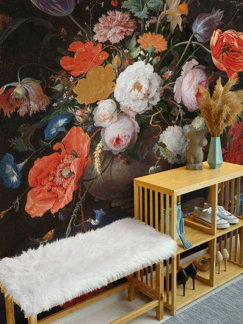 Stilleben med blomster og en klokke