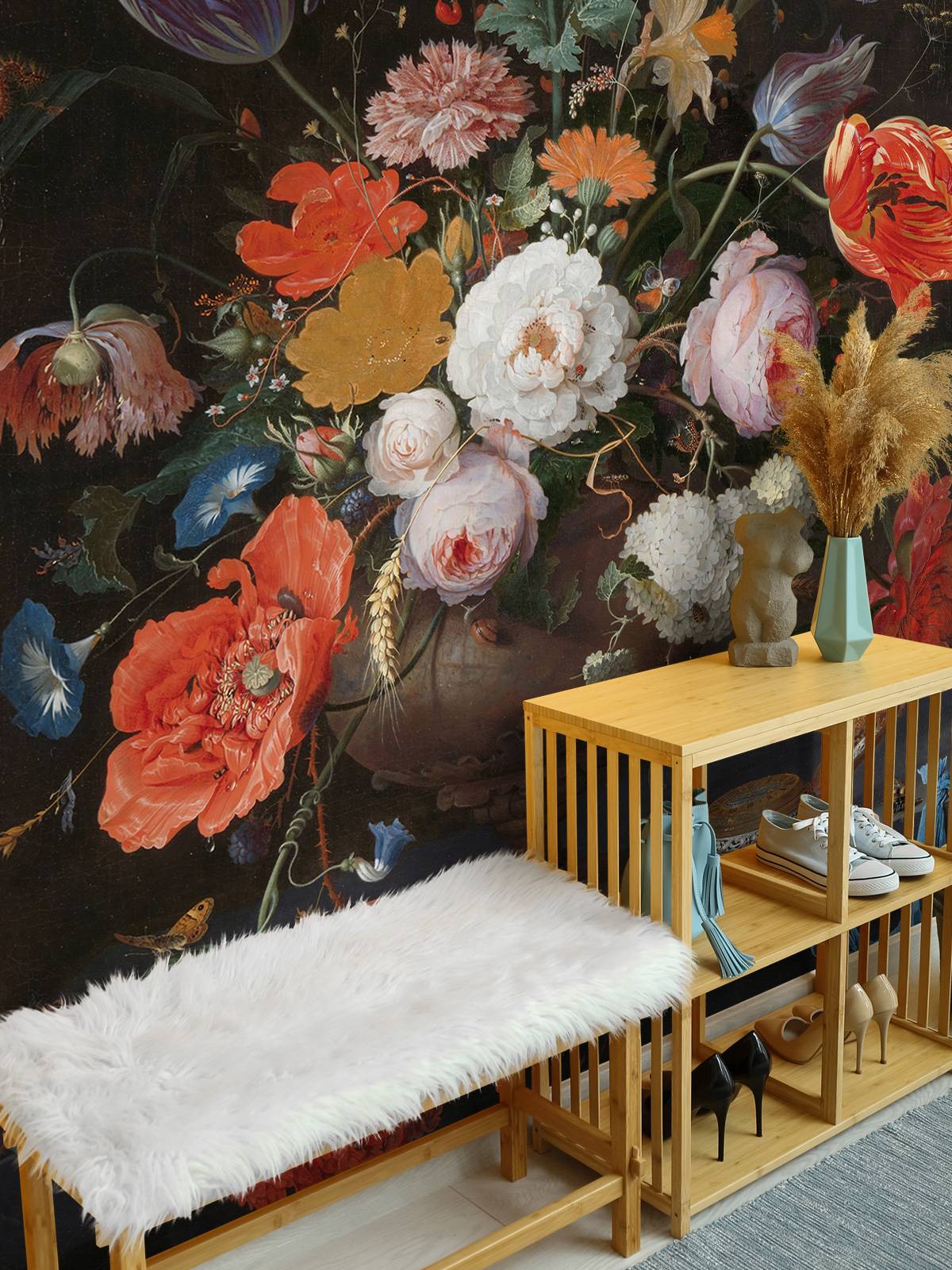 Stilleben med blomster og en klokke