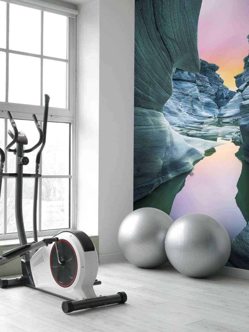 Grotta med färgad himmel