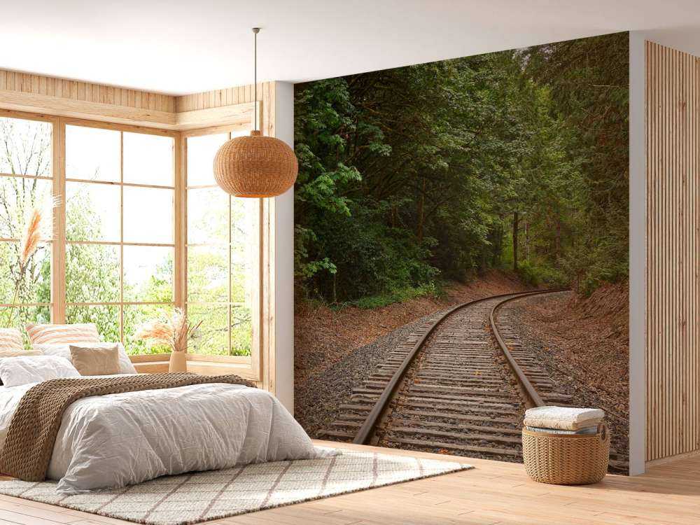 Järnvägslinje genom skogen