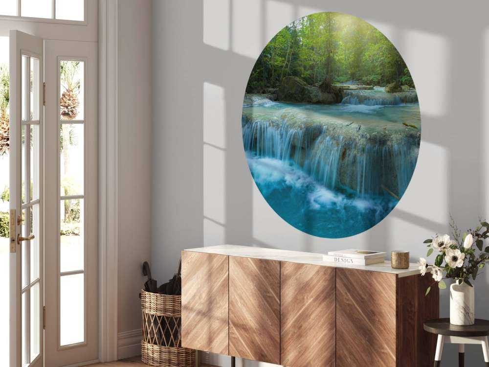 Vackert djupt vattenfall