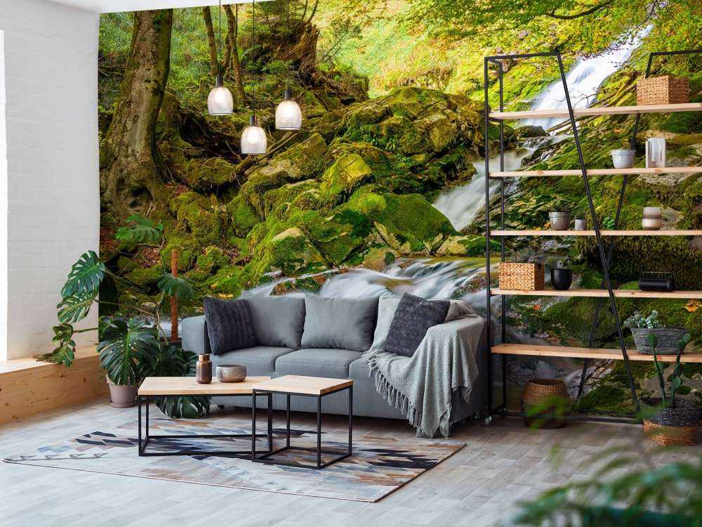 Vattenfall mitt i skogen