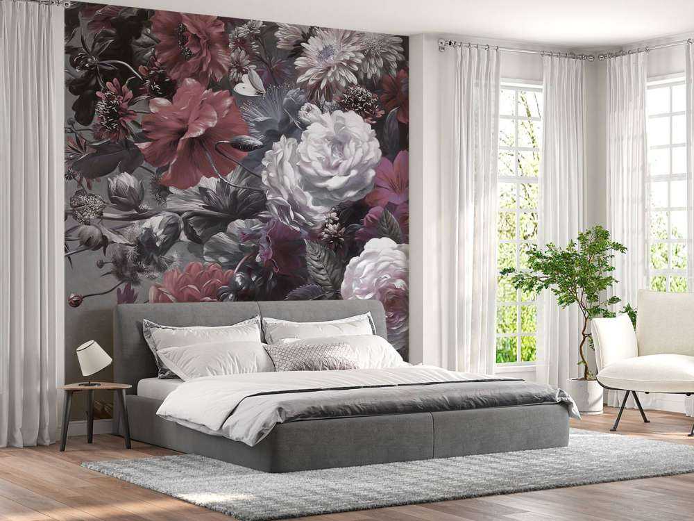 Stort blomsterarrangemang med röda vallmo