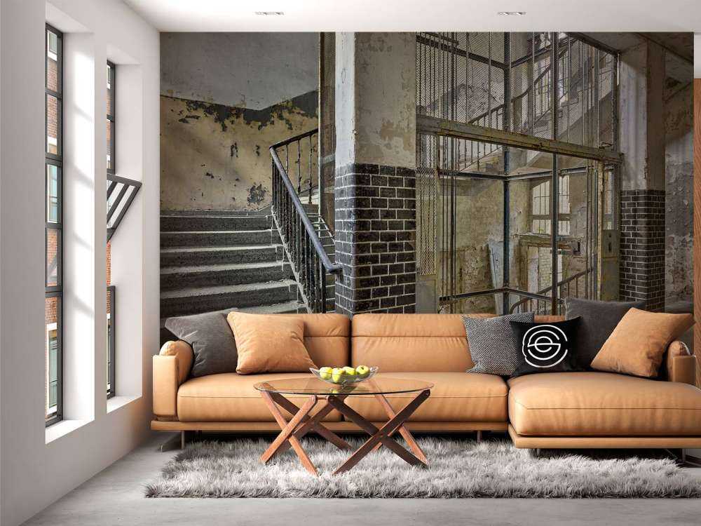 Gammalt hisschakt med trappor