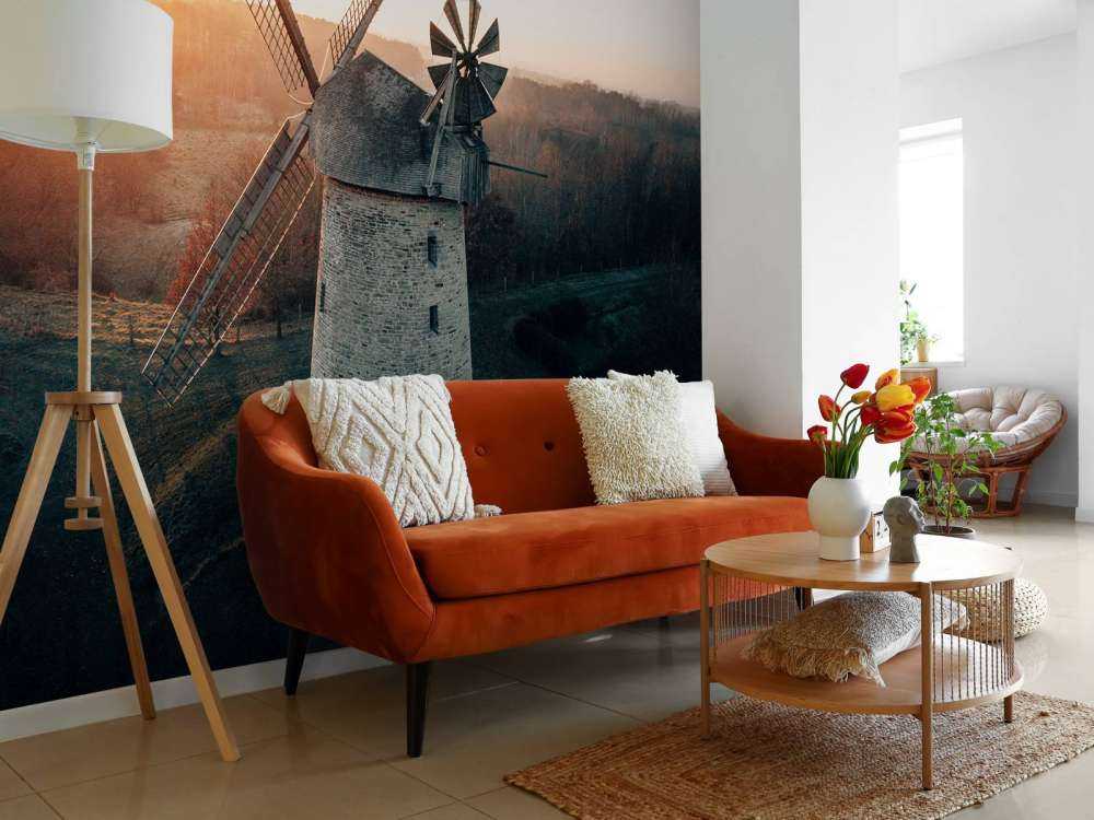 Väderkvarn i vackert ljus vid solnedgången