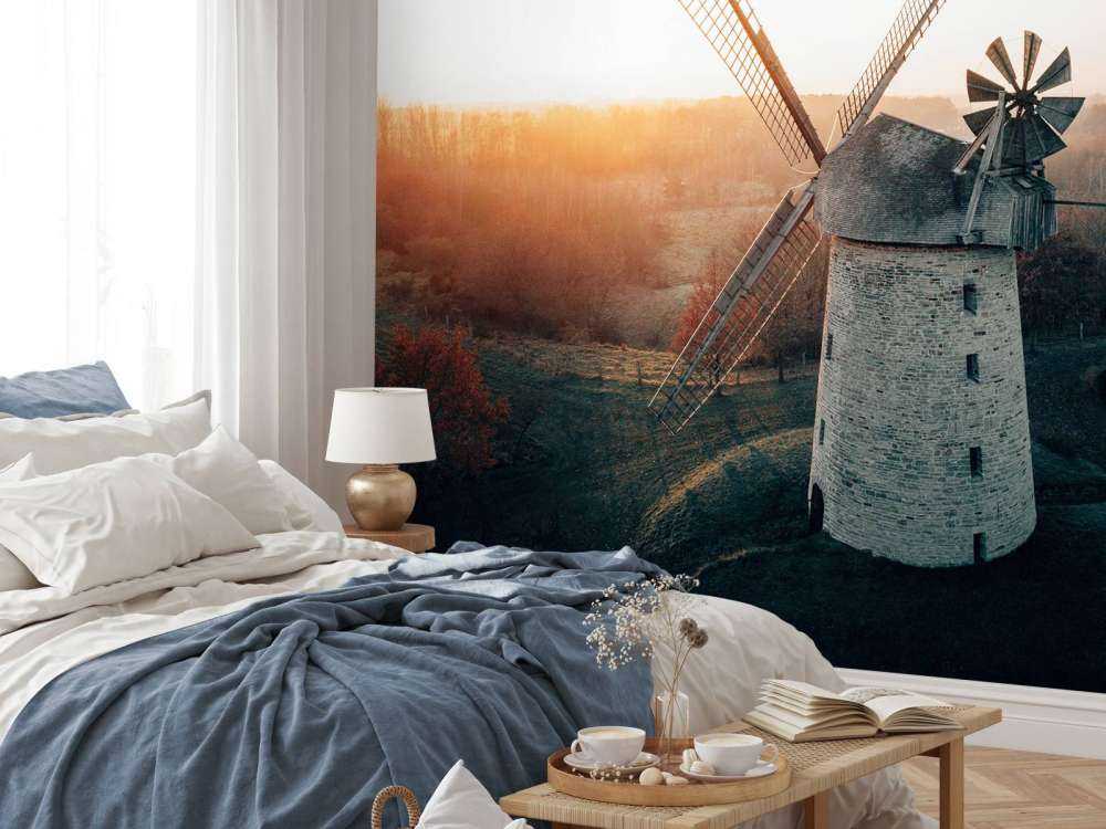 Väderkvarn i vackert ljus vid solnedgången