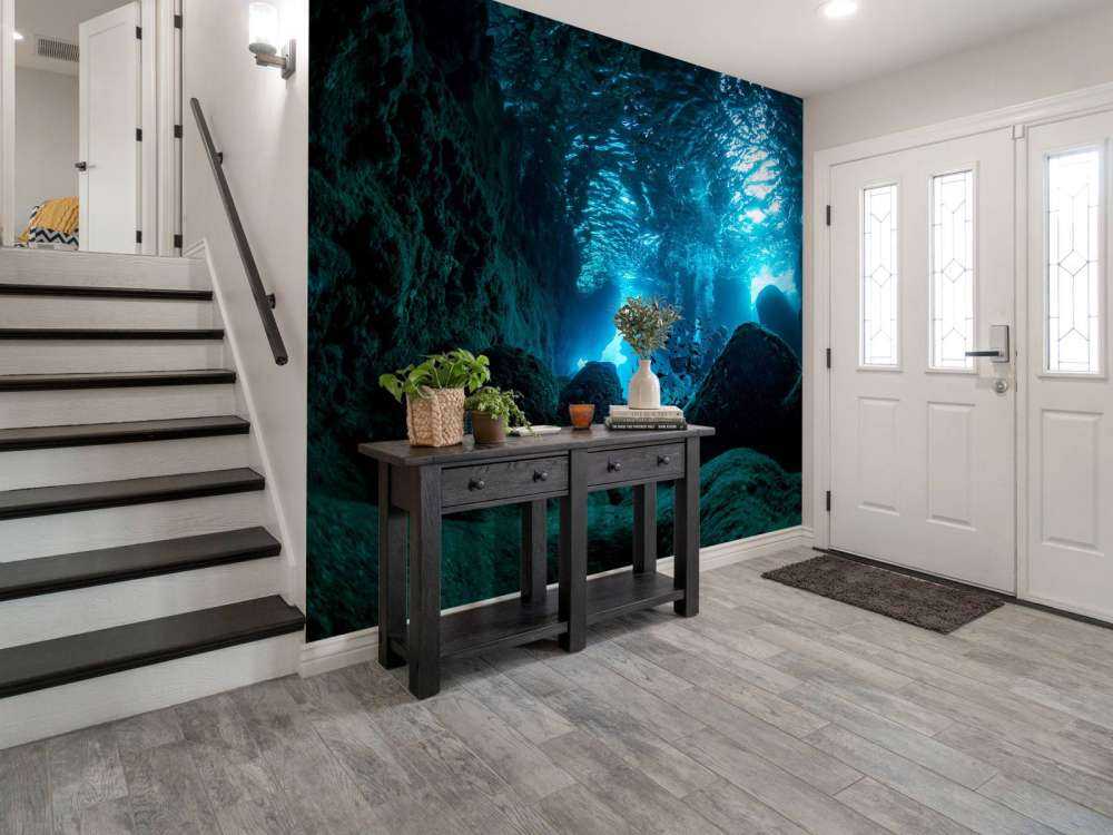 Solstråler i en undervandsgrotte