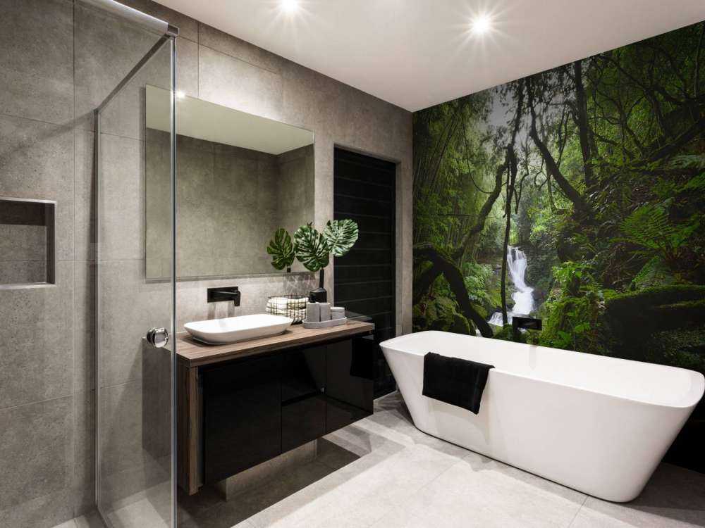 Vandfald omgivet af træer