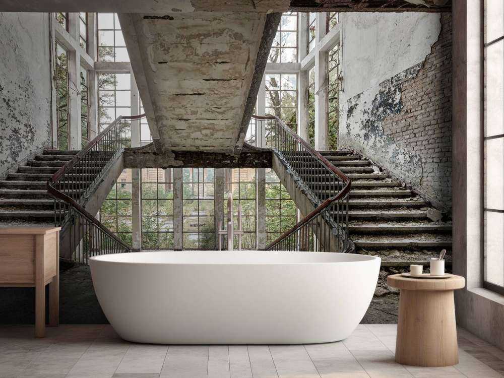 Trappeopgang i en forladt skole