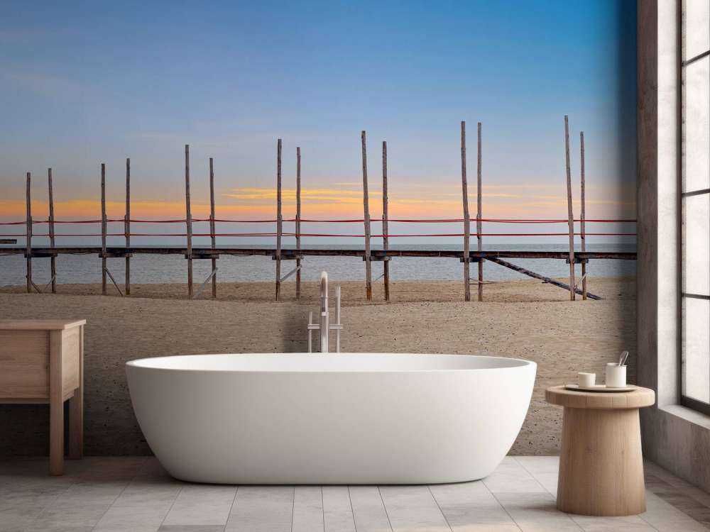 Lang mole med træpæle