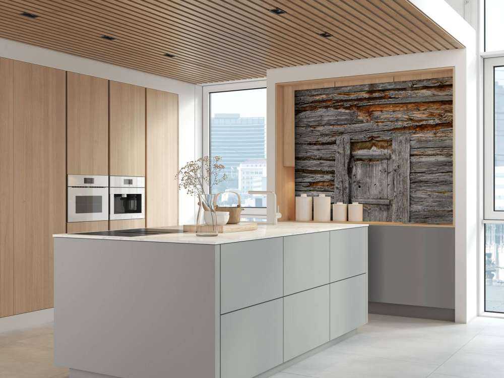 Gammelt træ med dør