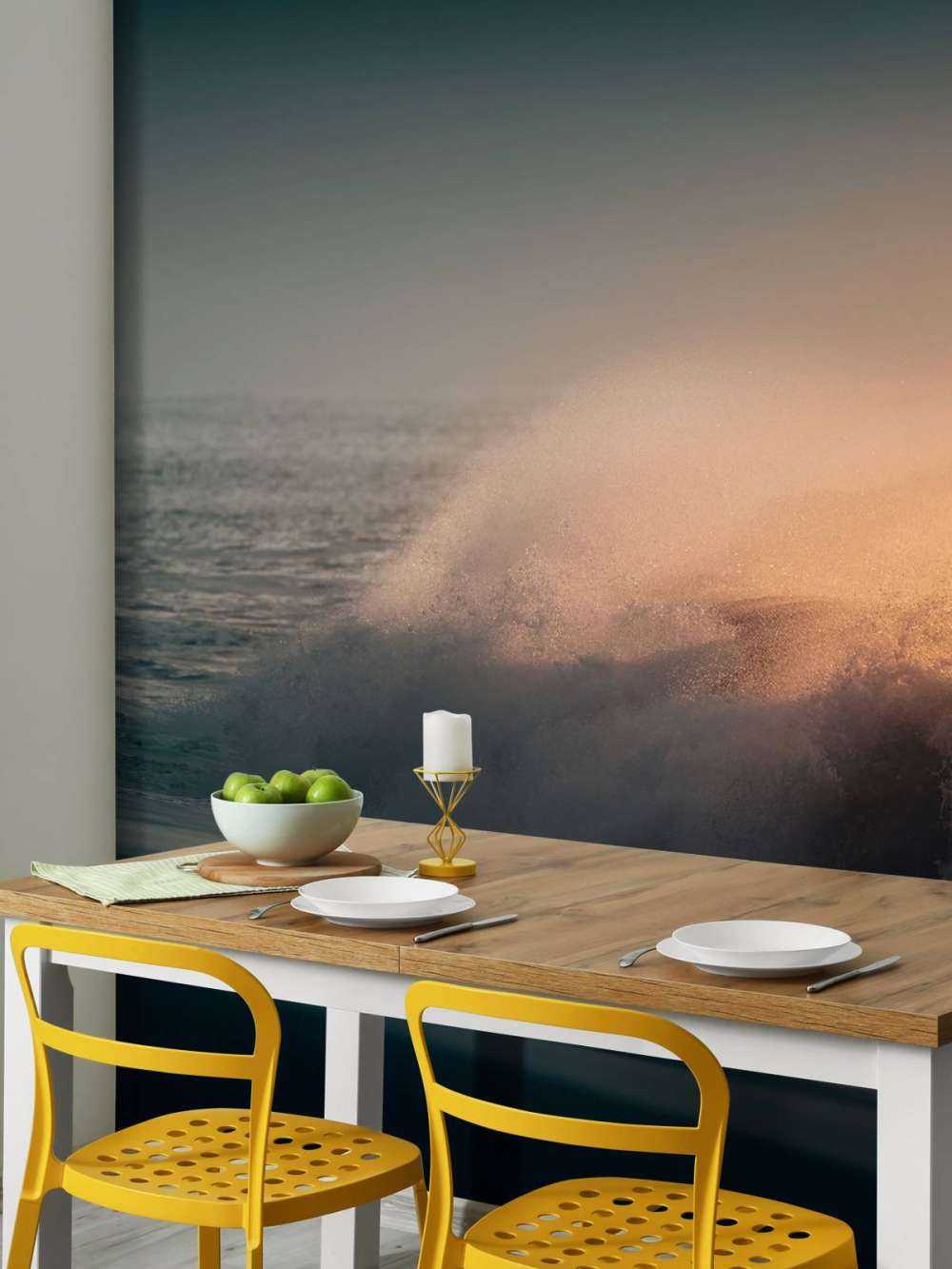 Brydende bølger på stranden