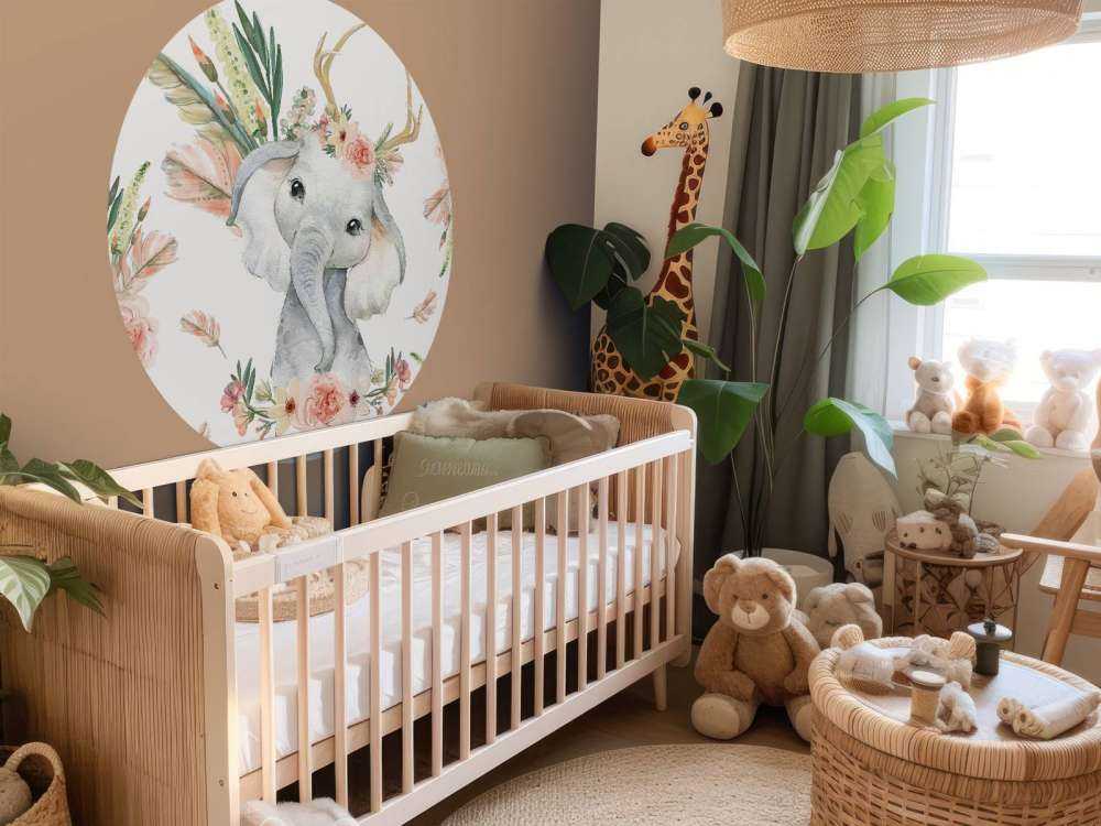 Babyelefant med lyserøde blomster