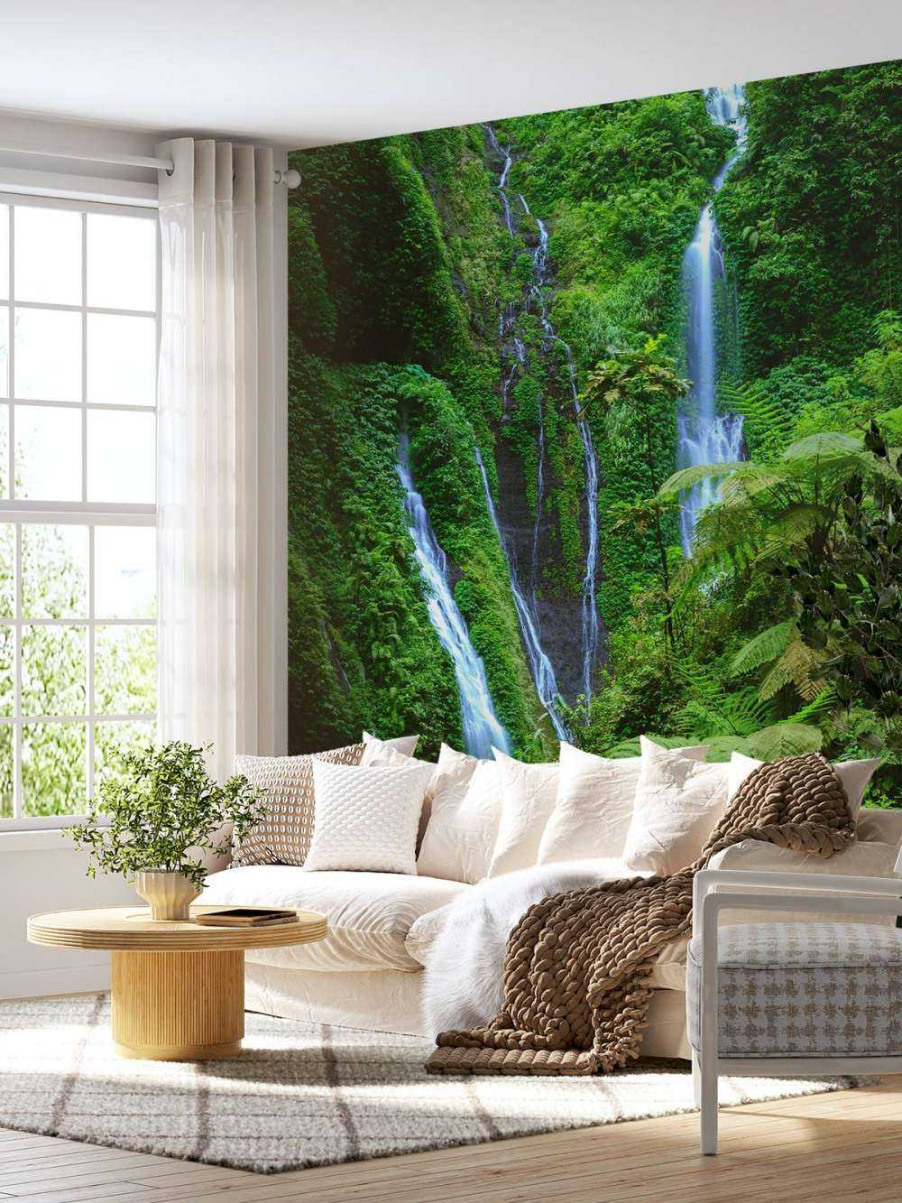 Grøn jungle og vandfald