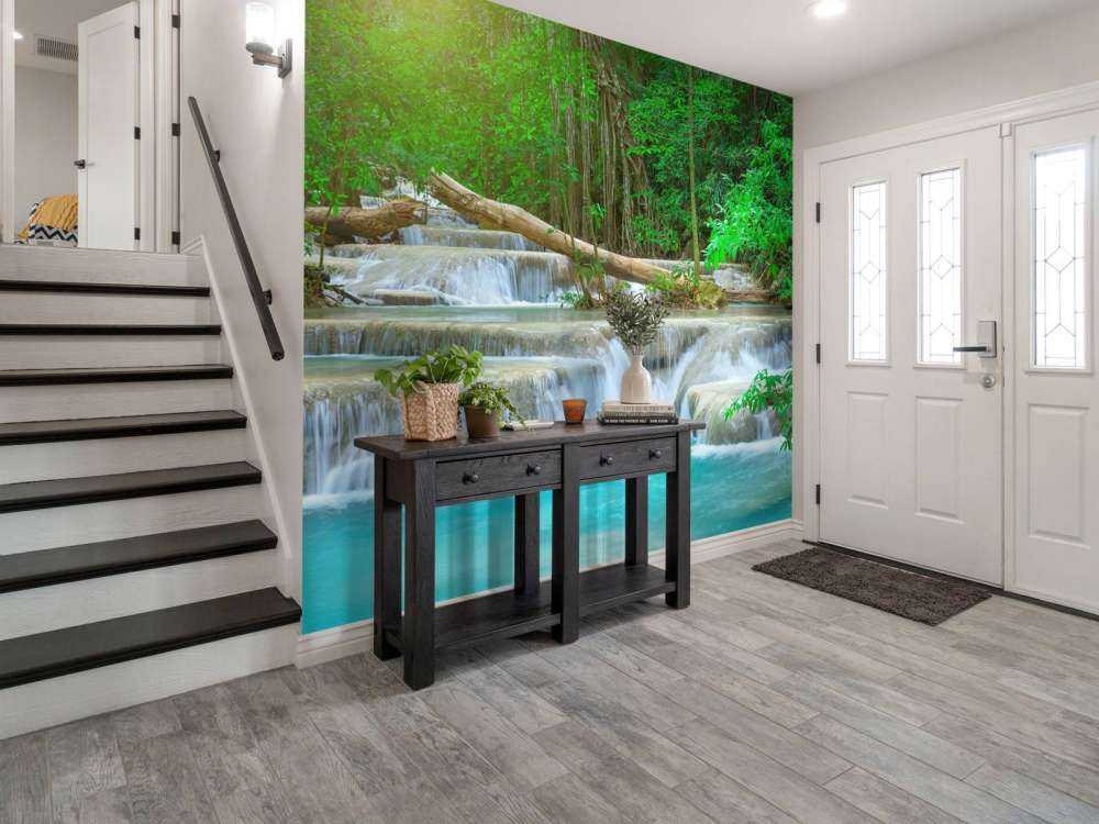 Brødt vandfald i skoven