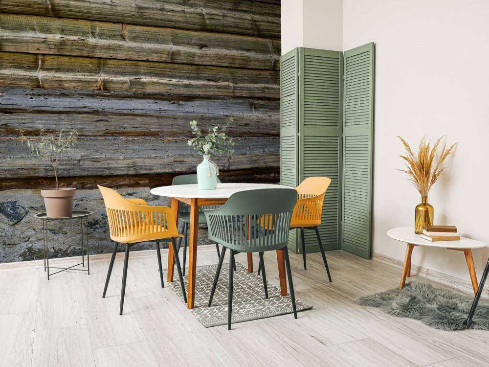 Forvitret treverk på steinvegg