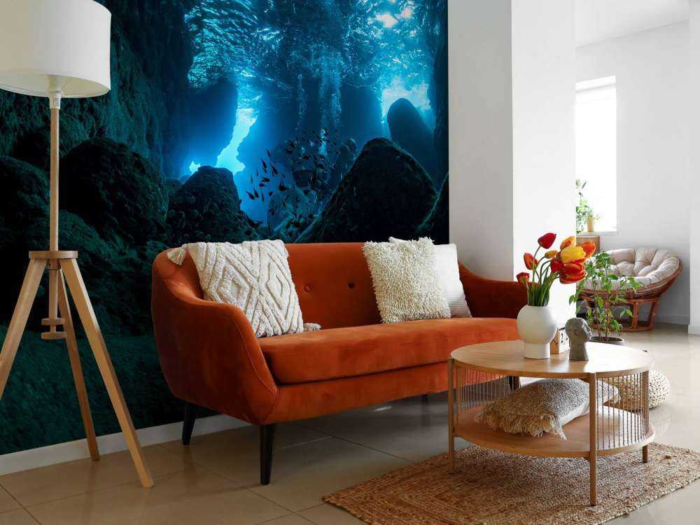 Solstråler i hulen under vann