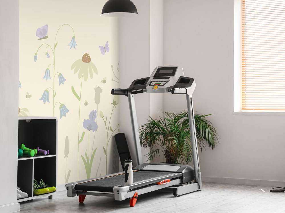 Høj blomstermark med sommerfugle sand, gammelrosa, grøn og lilla