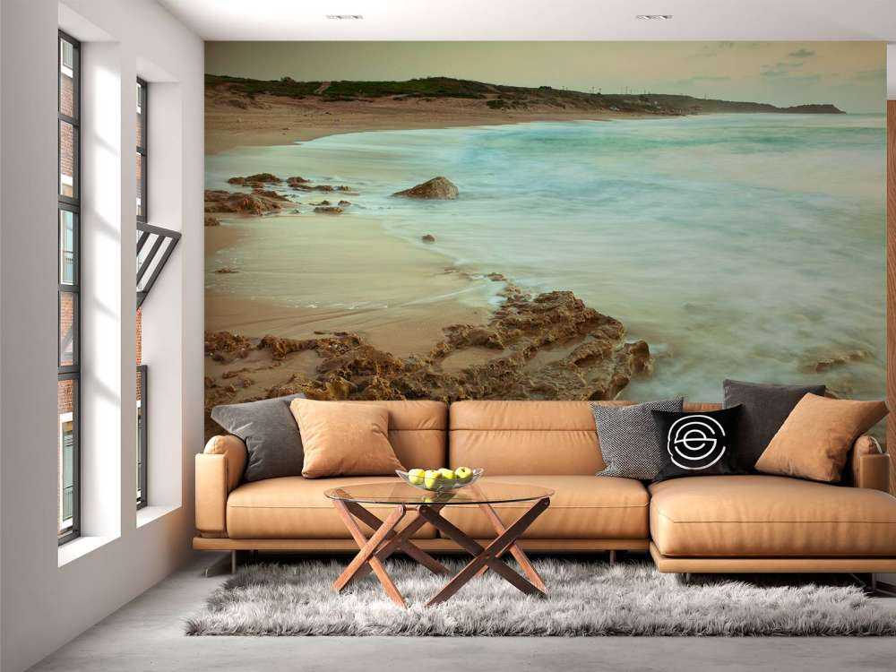 Rolig strand med klipper