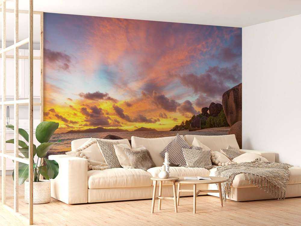 Solnedgang på en tropisk strand