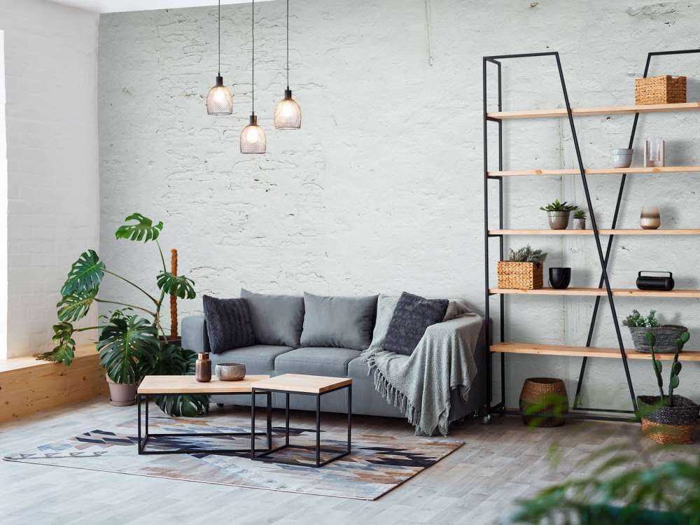 Vägg med vit stuckatur och bjälkar