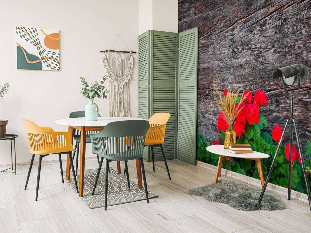 Vädrat trä med blommor