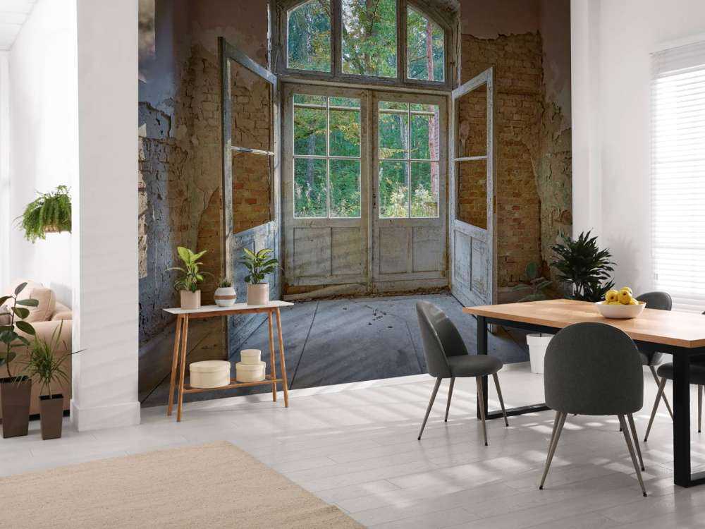 Övergivet hus vid skogen