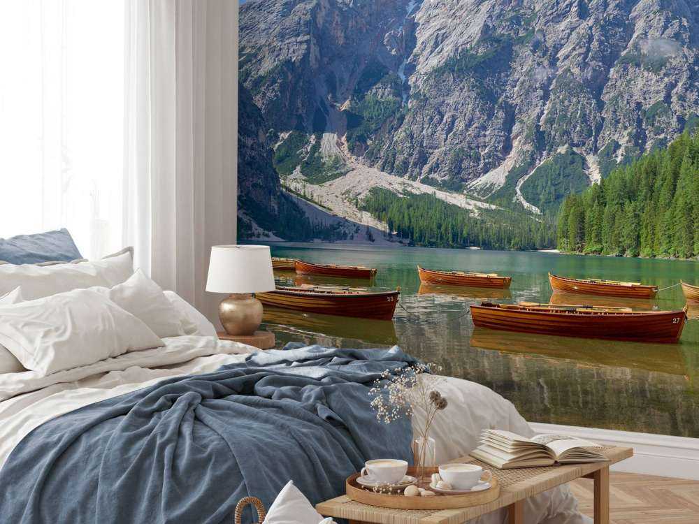 Träbåtar i en bergssjö