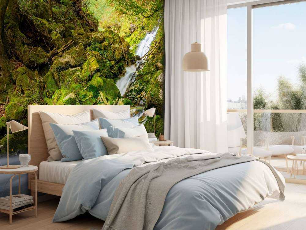 Vattenfall mitt i skogen