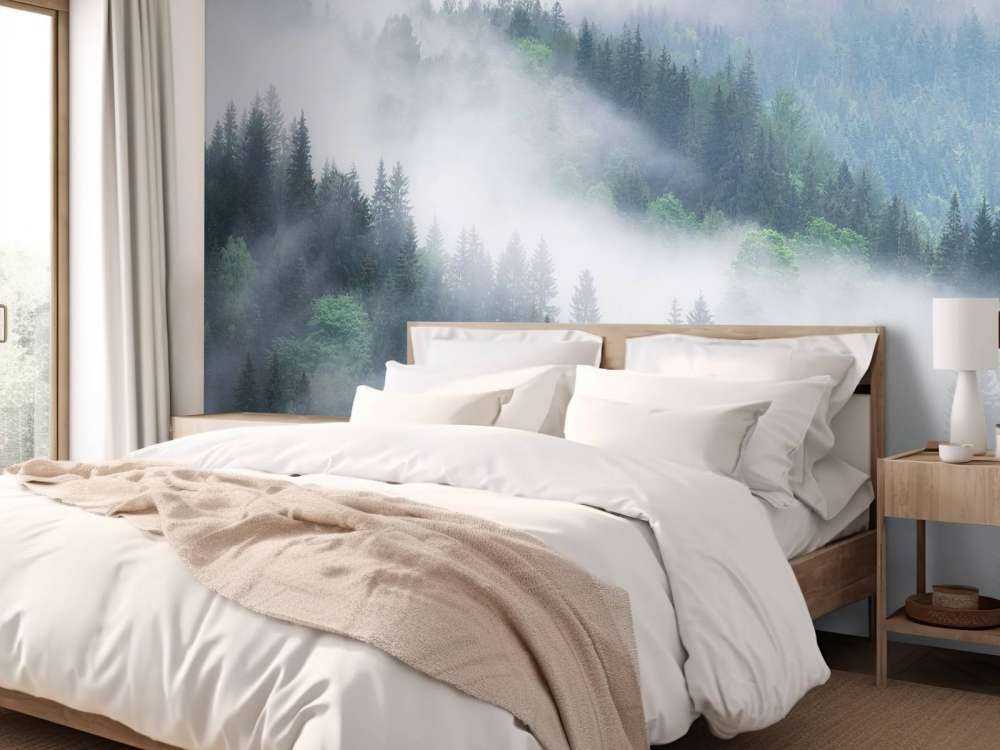 Tåkete skog i fjellet