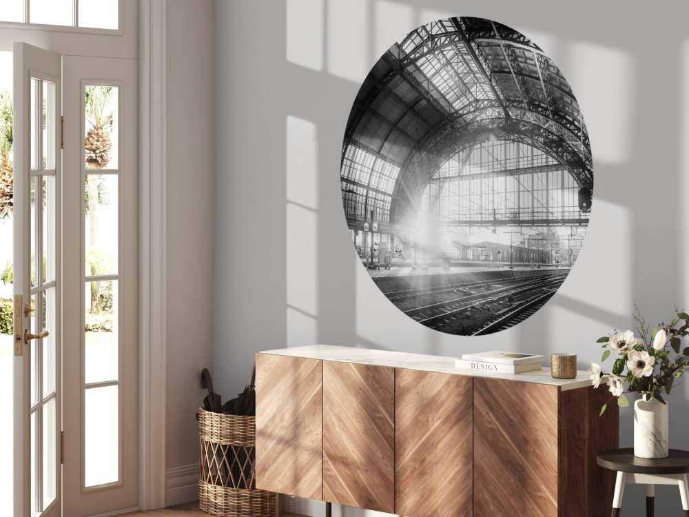 Soloppgang på en stasjon i svart-hvitt