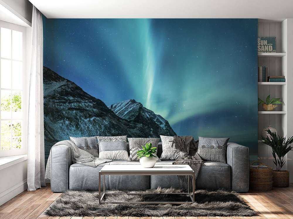 Grønt nordlys over fjellet