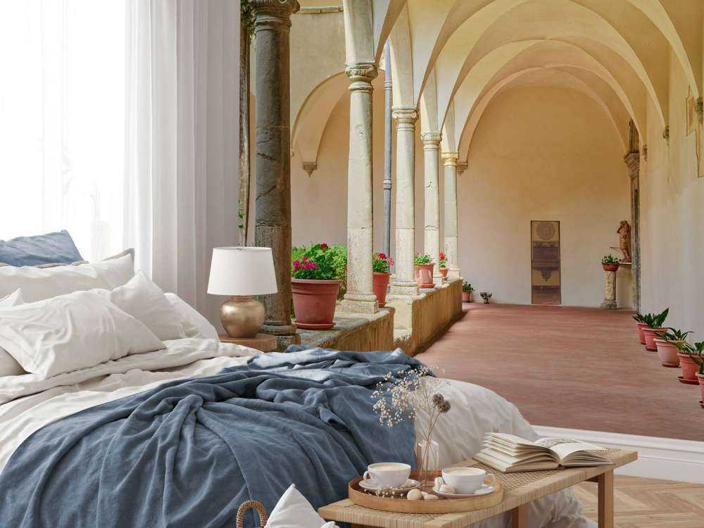 Gårdsplass med buer og planter