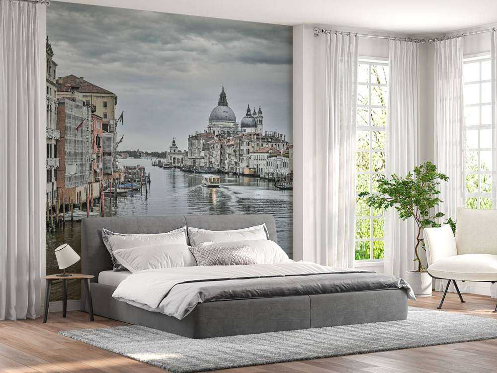 Kanal med båtar i Venedig