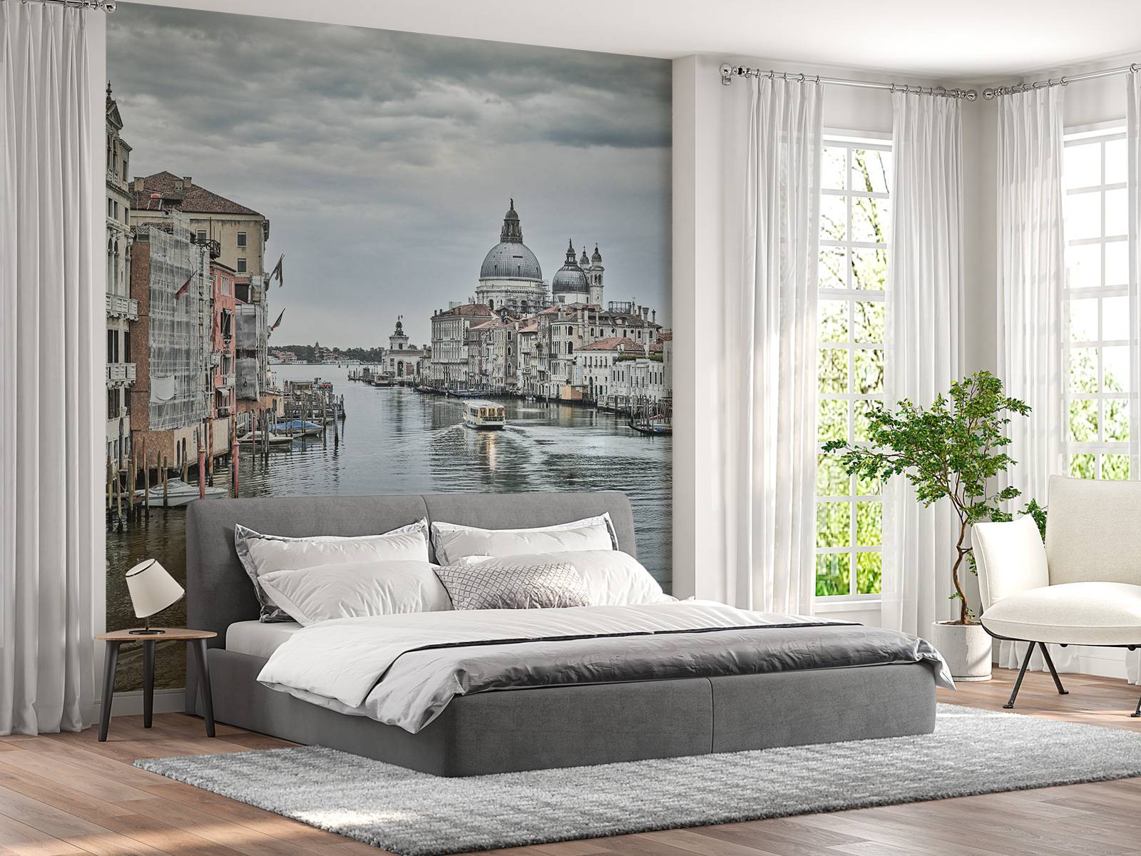 Kanal med båtar i Venedig