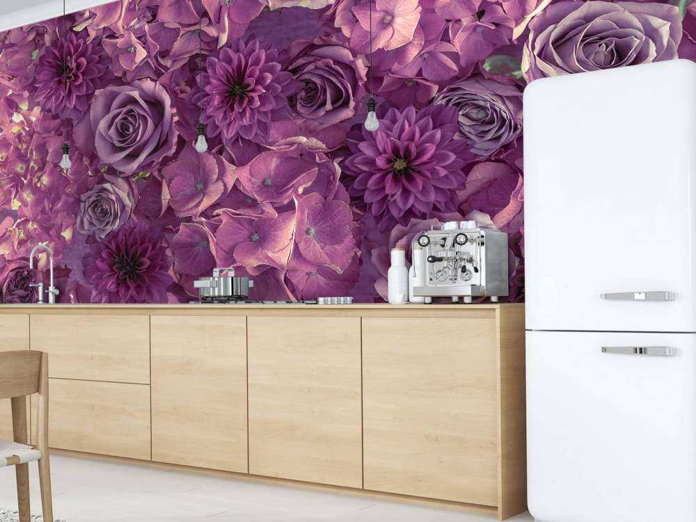 Lila hortensior, rosor och dahlior