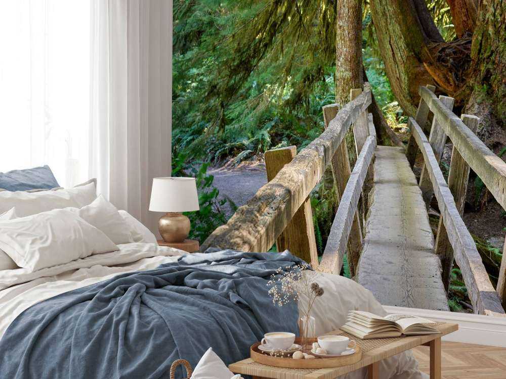 Träbro till och med skogen