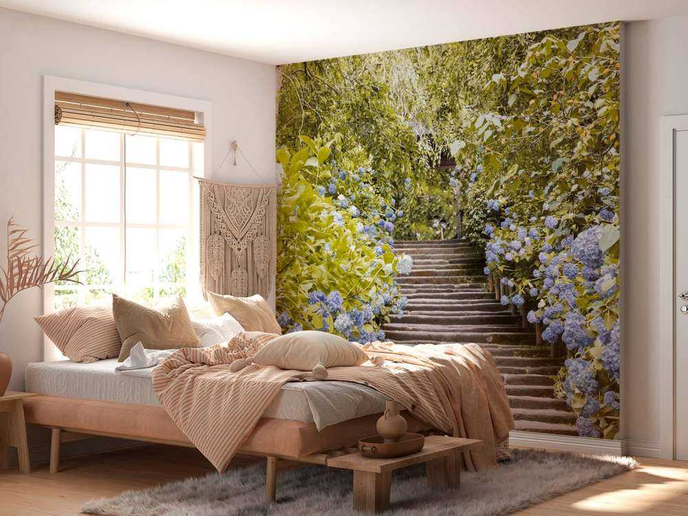 Blå blomster i en park