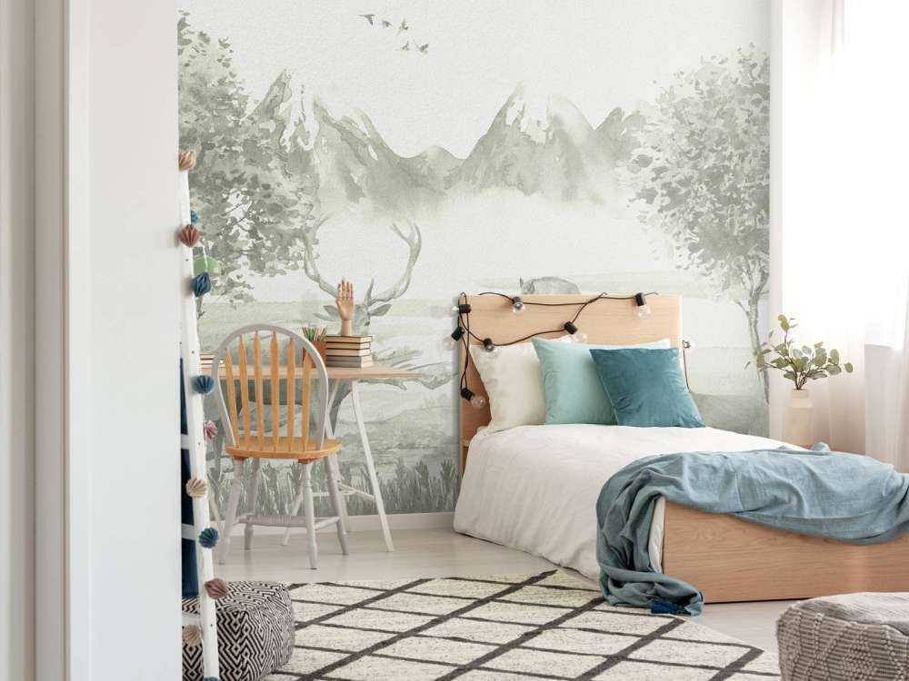 Skov med dyr i grønne omgivelser