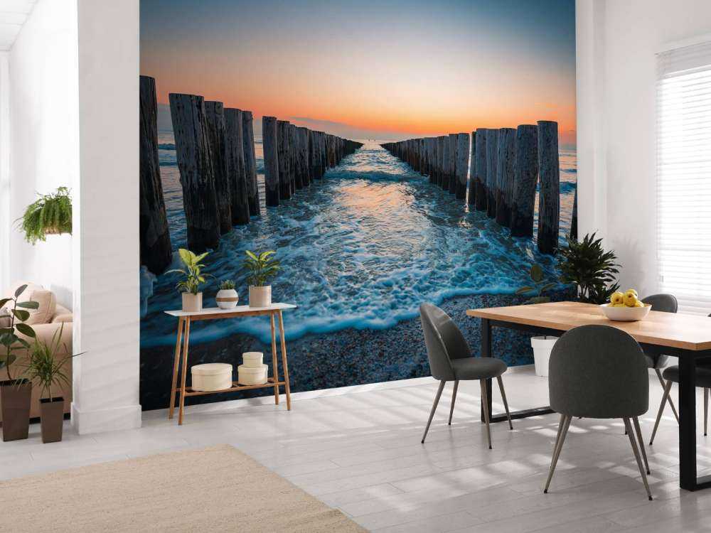 Bølgebrydere ved solnedgang