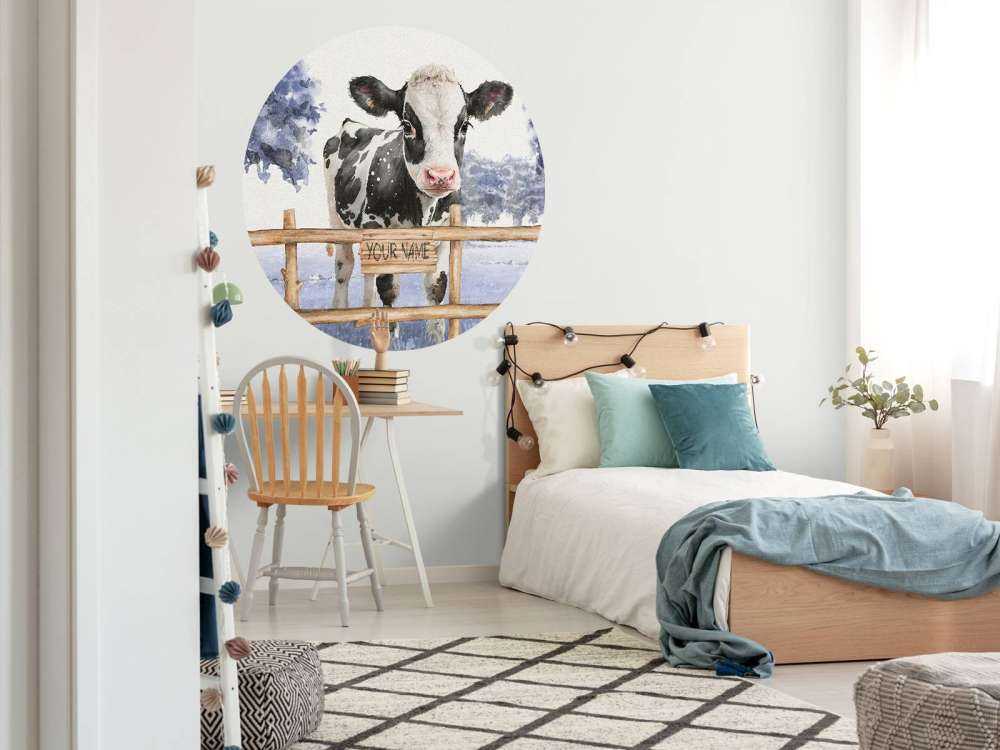 Ung ko på en blå eng