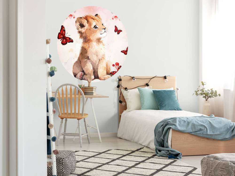 Drømmende løveunge og sommerfugle